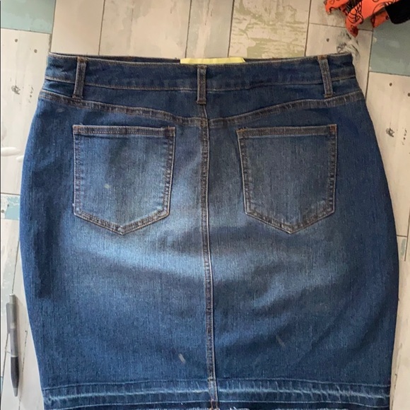 Blue jean pencil skirt nice rich blue. Zip front. In good used condition - Picture 2 of 7